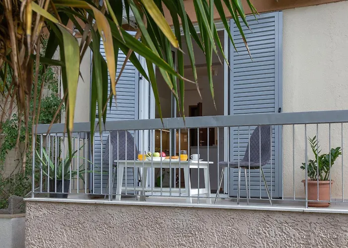 Newly Remodeled Dream Condominiun In Kifisia With Garden & Grass Lawn